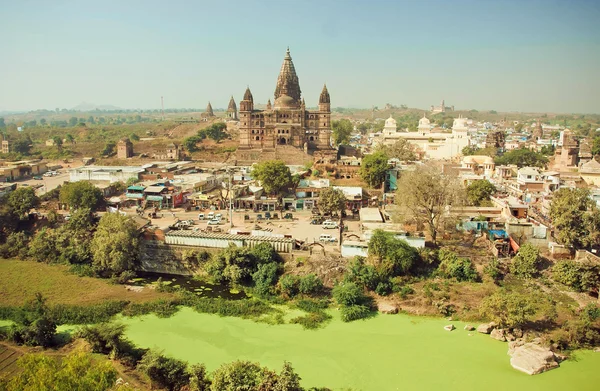 Dirty green river and great hindu Chaturbhuj Temple in indian city — ストック写真
