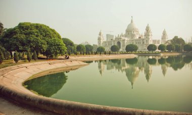 Kolkata'daki Victoria Memorial Hall'un yanındaki gölet suyu