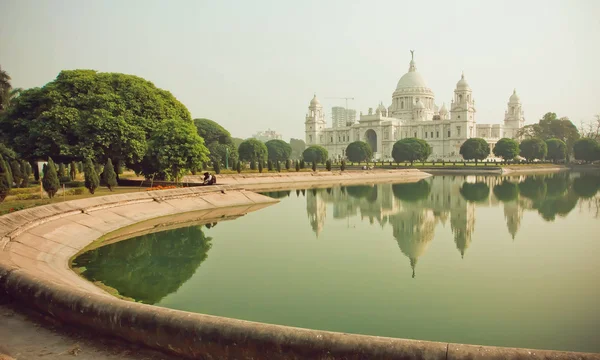Kolkata'daki Victoria Memorial Hall'un yanındaki gölet suyu — Stok fotoğraf
