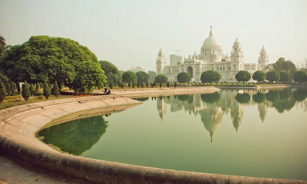 Voda rybníka poblíž budovy Victoria Memorial Hall v Kalkata — Stock fotografie