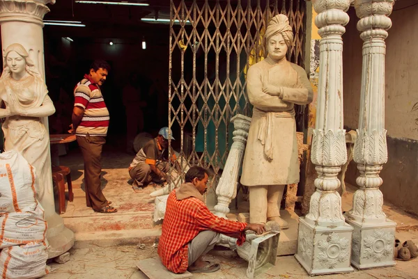 Sculptores making columns and a sculpture of Swami Vivekananda — Stock Photo, Image