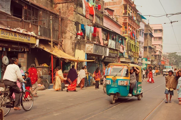Autorickshaw w stylu indyjskim jazdy przez ruchliwą ulicę miasta — Zdjęcie stockowe