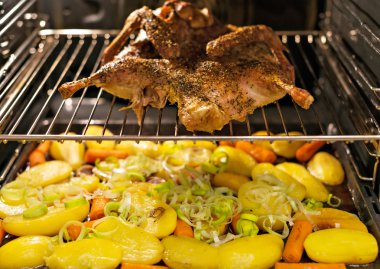 Kızarmış ördek fırında patates ile.