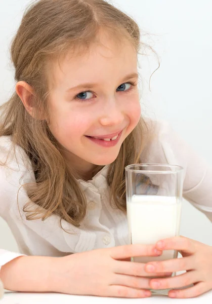 Мила маленька дівчинка зі склянкою молока . — стокове фото