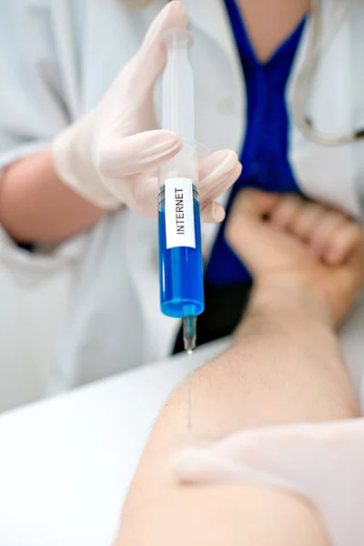 Médico inyectando paciente con jeringa. Concepto de adicción a Internet . — Foto de Stock