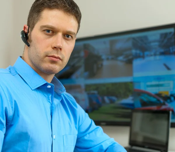 Wachmann überwacht Video im Sicherheitsraum. — Stockfoto