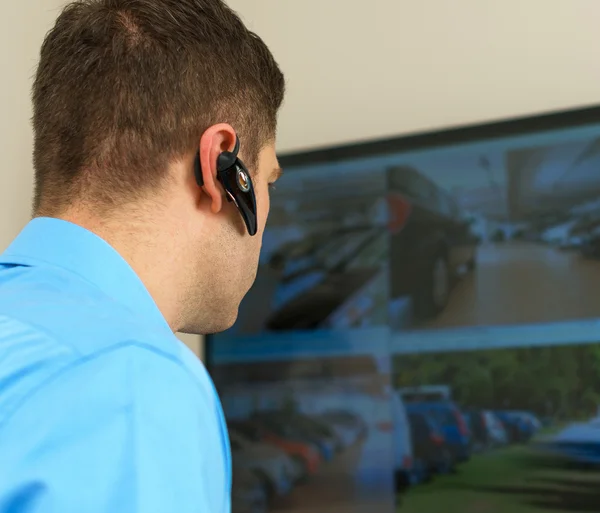 Video di monitoraggio della guardia di sicurezza nella stanza di sicurezza . — Foto Stock