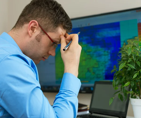 Meteorologista masculino bonito em óculos pensando . — Fotografia de Stock