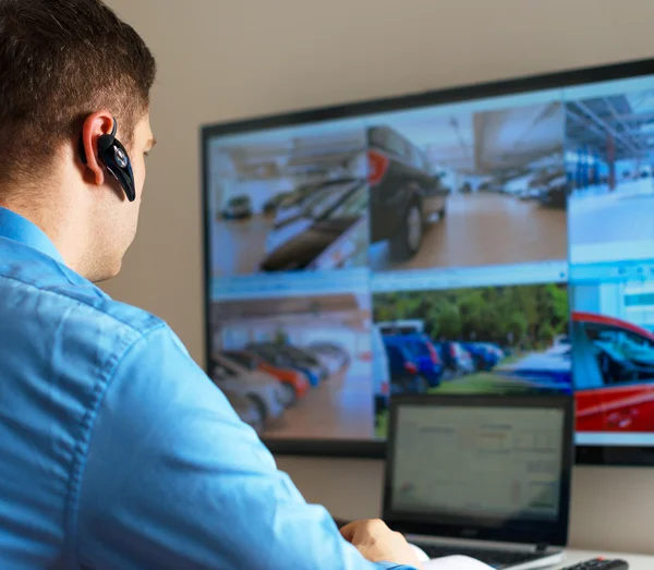 Video di monitoraggio della guardia di sicurezza nella stanza di sicurezza . — Foto Stock