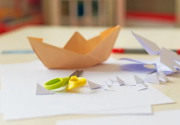 Feuille de papier blanc, ciseaux et origami sur la table . — Photo