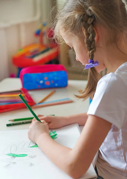 Menina desenho com lápis em casa . — Fotografia de Stock