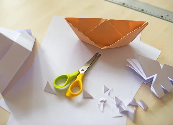 Fehér papírlap, olló és origami az asztalon. — Stock Fotó