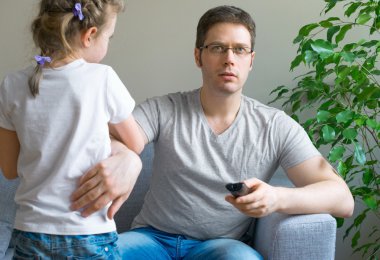 Küçük kız babası Tv izlerken rahatsız.