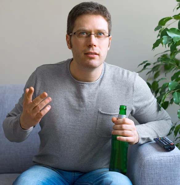 Hombre viendo deportes en la televisión en casa . —  Fotos de Stock