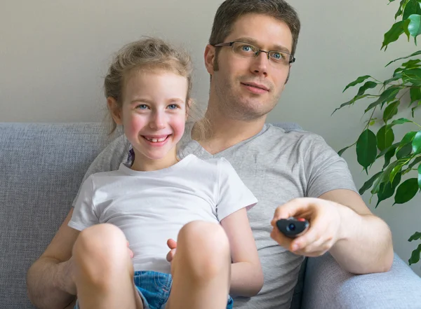 Padre y su hija viendo la televisión . —  Fotos de Stock