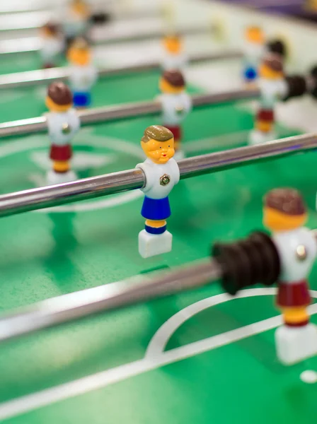 Gioco da tavolo da calcio balilla con giocatori di plastica . — Foto Stock