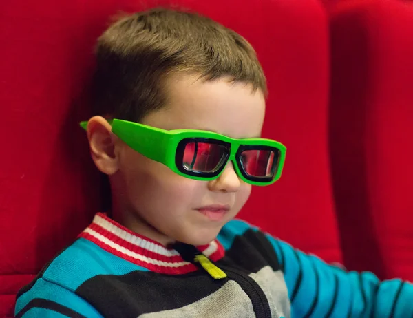 Мальчик смотрит кино в 3D очках . — стоковое фото