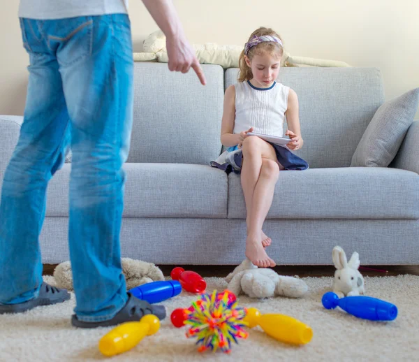 ¡Es hora de limpiar tus juguetes! Niña jugando con la tableta PC, ignorando a su padre . — Foto de Stock