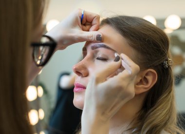 Kaş modeli'nın yüzündeki tweezing makyaj sanatçısı.