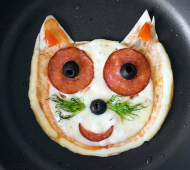 Kedi şeklinde el yapımı pizza.