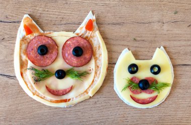 Kedi şeklinde el yapımı pizza.