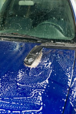 Oto yıkama deterjanı ile özel fırça kullanarak.