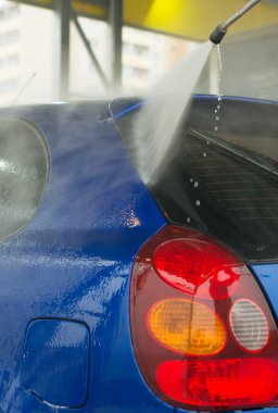 Yüksek basınçlı su jeti kullanarak Oto yıkama.