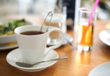 ' De café tabloda çay.