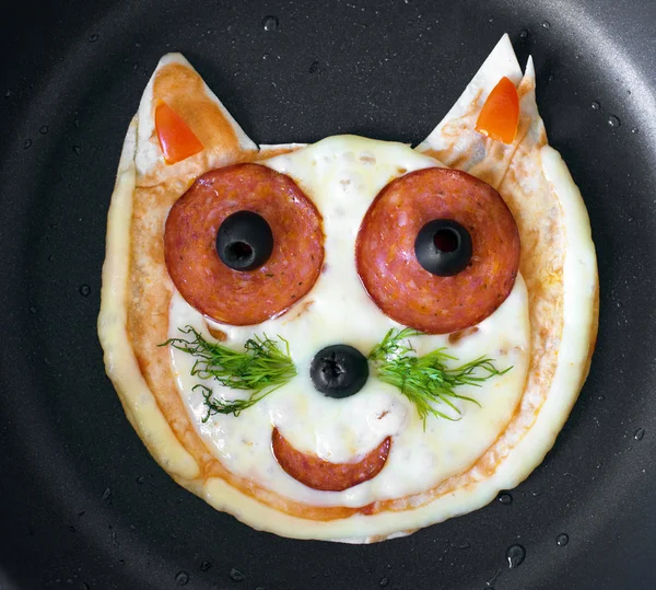 Kedi şeklinde el yapımı pizza. — Stok fotoğraf
