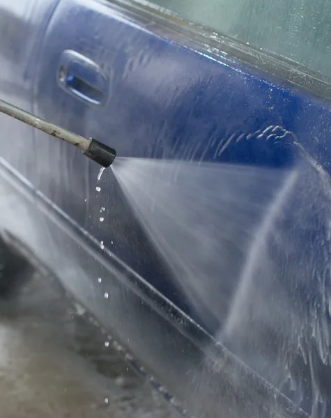 Myjnia samochodowa przy pomocy wysokociśnieniowego strumienia wody. — Zdjęcie stockowe