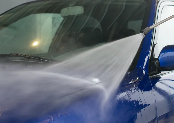 Lavagem de carro usando jato de água de alta pressão . — Fotografia de Stock