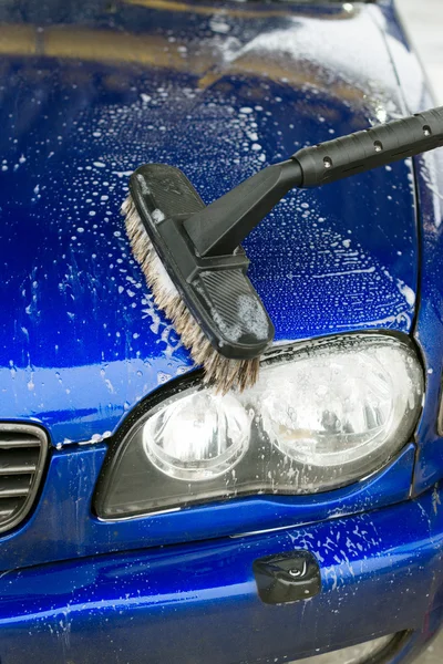 Lavado de coches con cepillo especial con jabón . — Foto de Stock