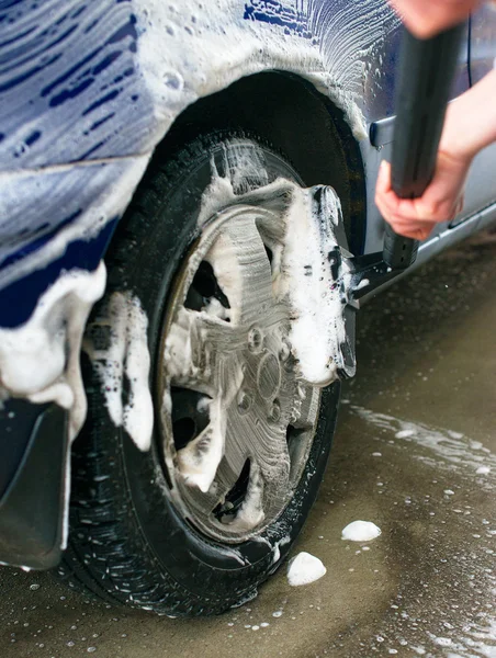 Autowäsche mit Spezialbürste mit Seife. — Stockfoto