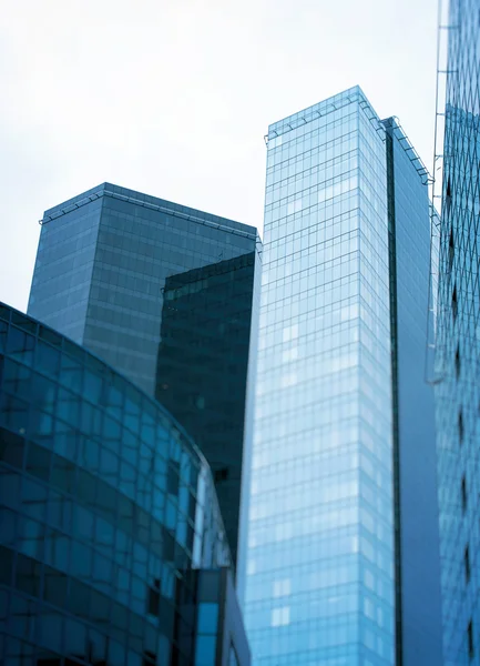 Moderne glazen gebouwen in de stad. — Stockfoto