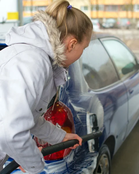 車を洗う時彼女の車を洗浄している女性. — ストック写真