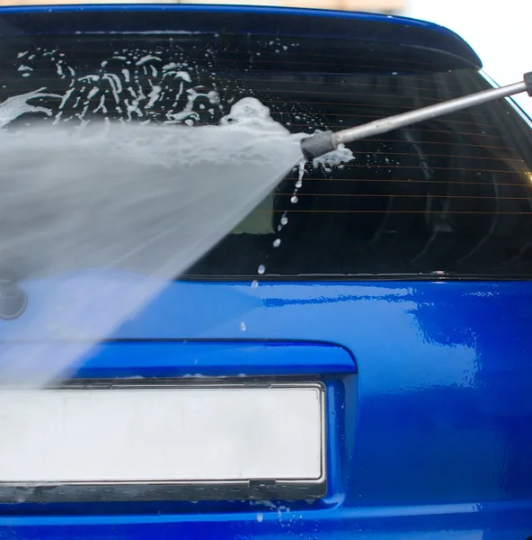 Autowäsche mit Hochdruck-Wasserstrahl. Platz für Text. — Stockfoto