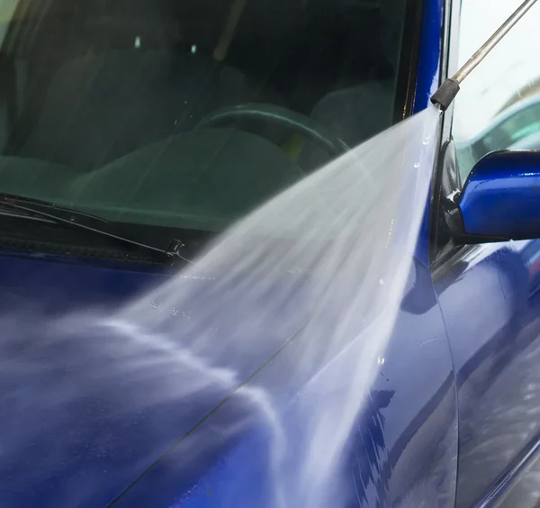 Autowäsche mit Hochdruck-Wasserstrahl. — Stockfoto