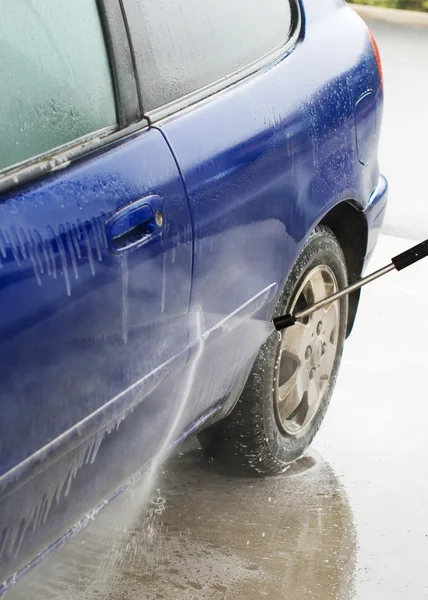 Lavado de coches con chorro de agua de alta presión . — Foto de Stock