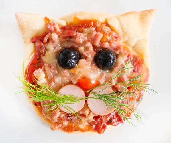 Handgemachte Pizza in Form einer Katze. — Stockfoto