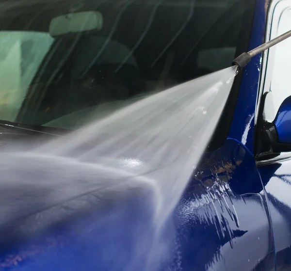 Autowäsche mit Hochdruck-Wasserstrahl. — Stockfoto