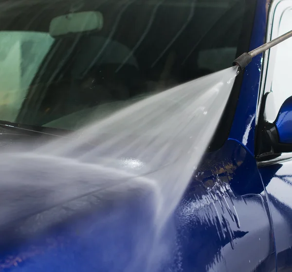 Lavado de coches con chorro de agua de alta presión . — Foto de Stock