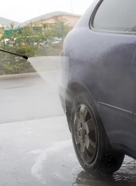 Lavagem de carro usando jato de água de alta pressão . — Fotografia de Stock