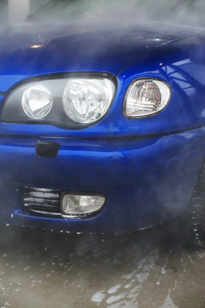 Lavado de coches en el servicio automático de lavado de coches . — Foto de Stock