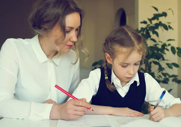 Kızı evde ev ödevlerinde yardımcı anne. Vintage etkisi. — Stok fotoğraf