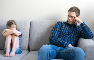 Baba ve kız kavgası içinde vardır.