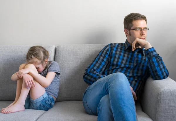 Vater und Tochter liegen im Streit. — Stockfoto