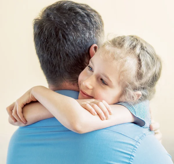 Glückliches kleines Mädchen umarmt seinen Vater. — Stockfoto