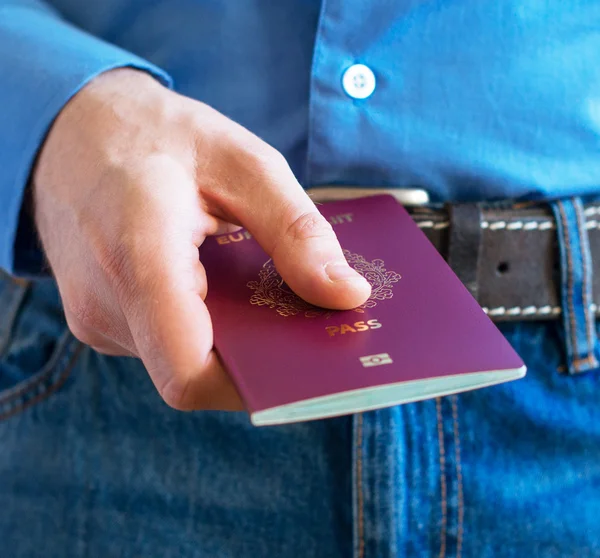 Ember mutatja az európai útlevél repülőtéren. — Stock Fotó