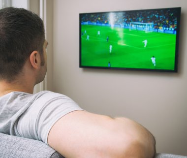 Adam evde televizyon izlerken futbol maç.