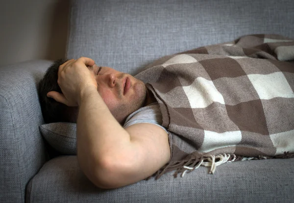 Um homem bonito não consegue dormir. Insónia . — Fotografia de Stock